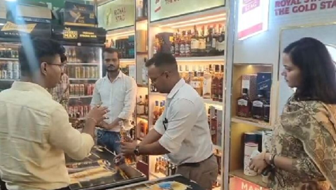 ओवररेटिंग की शिकायतों पर जागा प्रशासन, कई शराब दुकानों में रिकॉर्ड और स्टॉक की जांच..